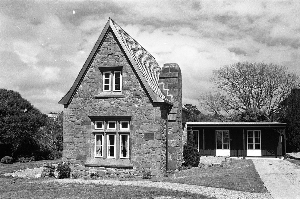 Henui vicarage exterior 1973.jpg